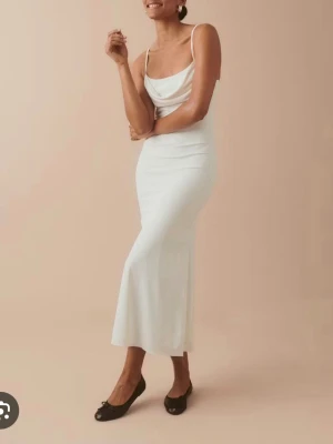 Vit midi slipklänning - Säljer denna midiklänning i vit från Gina tricot! Använd endast engång, som ny! I storlek XS men passar även S. 