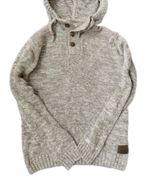 Ark - Säljer nu denna sjukt snygga hoodie från Solid med knappar som ger en riktigt snygg detalj 😊 Passar perfekt nu till vinter ❄️ Storlek på etiketten är L men den passar S bättre! Skriv vid funderingar📲😊