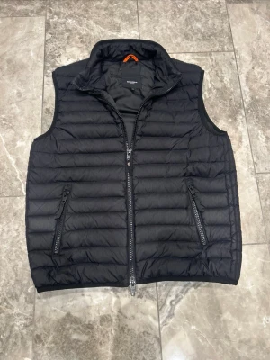 dunväst Rockandblue - Snygg svart dunväst från Rockandblue. Storlek Medium