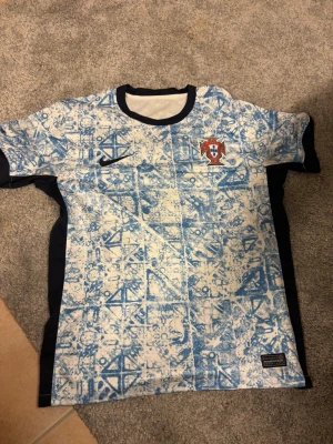 Portugal tröja - Bra skick. Storlek m. För fler bilder eller frågor är det bara att skriva