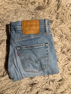 Levi's premium jusblå jeans - Säljer ett par klassiska Levi's 511 jeans i ljusblå denim. Modellen är slim fit med fem fickor, dragkedjegylf och snygga slitningar. Ikonisk läderpatch bak i midjan och röd Levi's-tagg på bakfickan. Perfekta för en avslappnad och trendig look.
