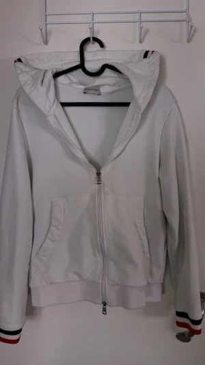 Moncler zip up  - Moncler zip up) knappt använd och är i jätte fint skick. Kan tvättas vid önskning av det innan jag skickar och skickar alltid samma dag! Frågor osv kom privat. (Pris 999)