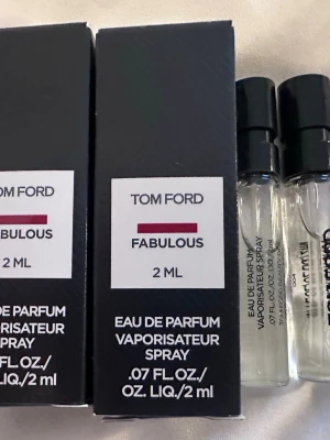 Tom Ford Fabulous 2 ml EdP - Exklusiv parfymprov på 2 ml Tom Ford Fabulous Eau de Parfum. Kommer i en stilren svart kartong med tydlig vit etikett och elegant glasflaska med svart spraykork. Perfekt för dig som vill testa en lyxig och ikonisk doft från Tom Ford.