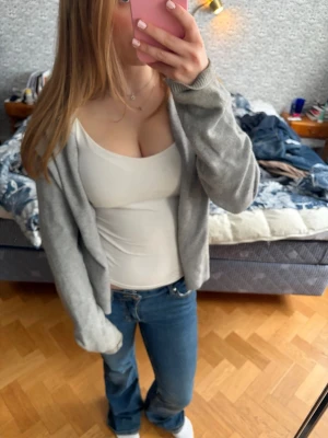 Grå kofta - Säljer denna gråa koftan från bikbok i storlek S. Den har en knapp men går även att använda oknäppt. Säljer den eftersom den inte kommer till användning 💗