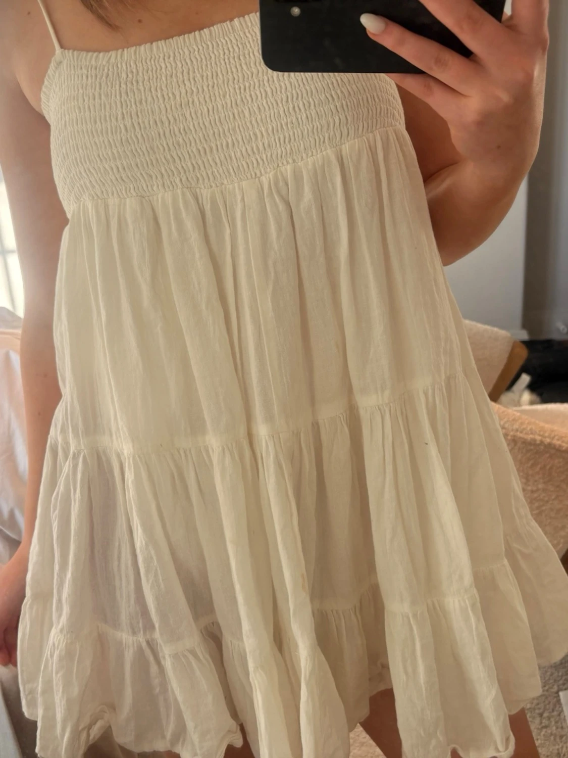 Vit somrig kortklänning med volang