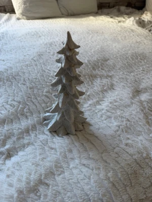 Vit dekorationsgran med LED-ljus - Säljer en snygg vit dekorationsgran i konstmaterial med små inbyggda LED-lampor. Granen har en stilren design och passar perfekt som juldekoration eller mysig inredningsdetalj. . Drivs med batteri.