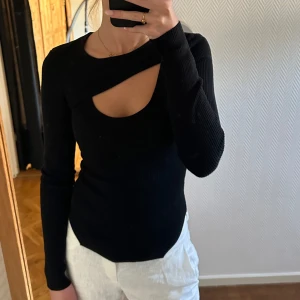 Ribbstickad tröja - Ribbstickad tröja från Bik Bok med snygg cut out detalj framtill!🥰