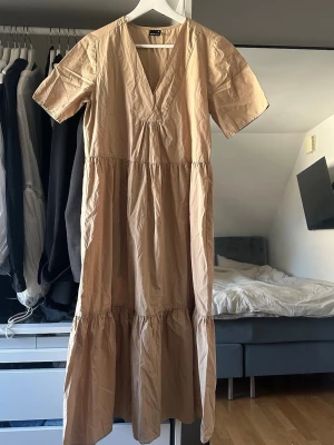 Gina Tricot klännkng - Klänning från Gina Tricot som inte kommit till användning!