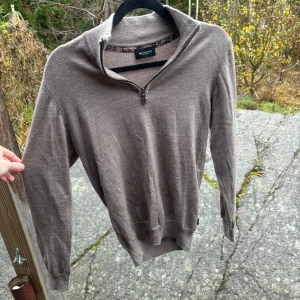 Sand Halvzip - Riktigt skön halvzip från sand, bra kvalle. Storlek S sitter lite litet på mig är 180. Skick 8/10. Hör av er vid frågor eller funderingar 👌