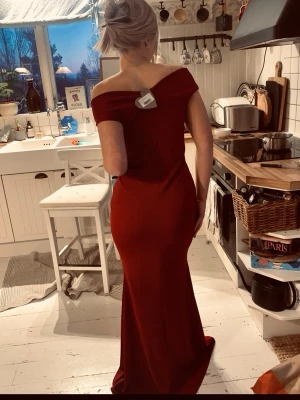 Balklänning  - Säljer min älskade balklänning!💞        Köpte klänningen men har sedan fått den skräddarsydd efter mig.😍 De första bilderna är klänningen innan den är ”omgjort”. Den mest synligaste skillnaden är längden då den var för lång för mig som är 166cm.     Älskar den jättemycket men har inte råd att köpa en ny och ha denna kvar…😔         Passar S/38    (ganska stretchigt också)