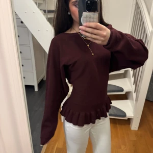 Superfin vinröd tröja  - Säljer den här superfina vinröda tröja då den tyvärr inte passar mig, skulle säga att den passar dig som bär S men passar också bra på M.❤️ På bilderna har jag spänt in tröjan för att man ska se hur den ska sitta. Tvättad men aldrig använd. Original pris 599kr. Hör gärna av er vid frågor och intresse❤️🙌🏽