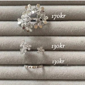 Silverfärgad blommig ring - Ringar 