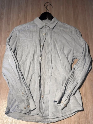 Ljusblå skjorta från Only & Sons - Hej där! Säljer denna snygga ljusblåa skjortan ifrån Only & Sons. Storlek S. Pris: 59kr
