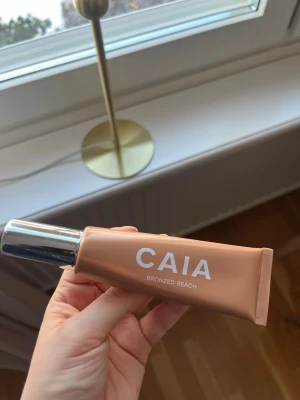 CAIA bronzer - CAIA Bronzed Beach Liquid Highlighter. Flytande highlighter från CAIA i nyansen Bronzed Beach. Lite mer än 80 % av produkten kvar.