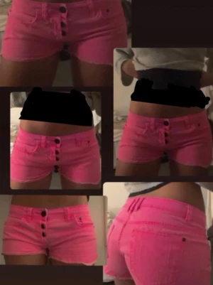 Lowwaist shorts - Skrikrosa shorts med lågmidj! Säljer för jag har 2 likadana. 