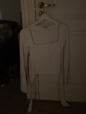 U-ringad tröja med knyte där bak - Säljer denna tröjan från Gina då den ej kommer till användning 🤍 storlek xs❣️