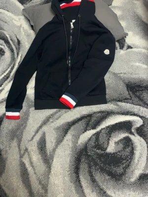 Moncler zip up - Moncler zip up. Står i storlek L men passar S/M. Säljs pågrund av att den är för liten. Pris kan diskuteras 🤝 obs-går it att scanna moncler logan annars är den jätte bra, den sitter helt okej på mig men rekommenderar till dig som har storlek M/S