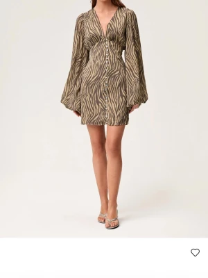 Adoore klänning - !INTRESSEKOLL! Är inte helt säker på om jag vill sälja denna så vill se lite om vad folk kan ge och så. Den är använd 1 gång och är i jättebra skick. Om ni vill ha egna bilder på den skriv till mig privat❣️