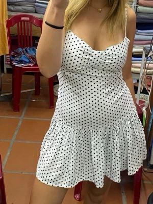 Vit prickig kort klänning - Jättesöt klänning som jag fick sydd i Vietnam! Typ storlek 34/36💕