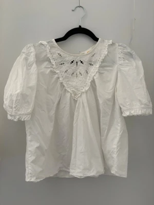 Vit blus, Gina tricot  - Superfin blus från Gina tricot🩷storlek 170, men är som en S i storleken🩷