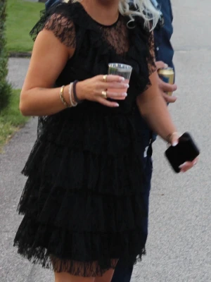 Spetsklänning  - Svart spetsklänning ifrån bubbleroom i storlek S. Mycket fint skick, endast använd 1 gång. 