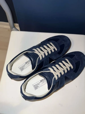 Helt nya Maison Margiela Gats - Helt nya mörkblåa Gats, skriv för mer info. Skokartong ingår. True to size. Skriv för mer bilder 