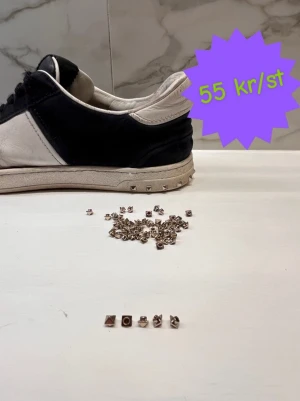 Valentino nitar - Nitar till flycrew | Pris: 55 kr/st man kan göras bättre pris vid köp av fler | Lim för att sätta fast nitarna tillkommer vid köp