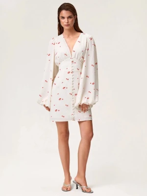 Vit kortklänning med blommigt mönster, Adoore Florence dress - Säljer en vit kortklänning med små röda blommor, v-ringad och knappar framtill. Klänningen har långa, puffiga ärmar och markerad midja som ger en snygg siluett. Perfekt för sommarens dagar och har en romantisk känsla.
