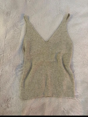 Stickat linne - I bra skick, knappt använt. Köpt på en spansk marknad så jag vet inte märket :)