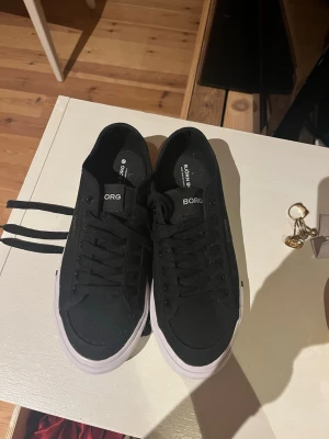 Svarta skor från björnborg - Svarta sneakers från Björn Borg. Aldrig använda. Skriv för mer bilder och info