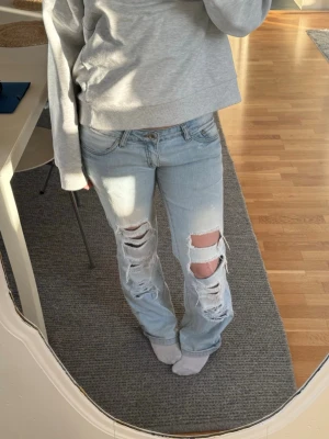 Ljusblå ripped jeans med raka ben - Snygga ljusblå jeans med raka ben och slitningar på både fram och baksida💓
