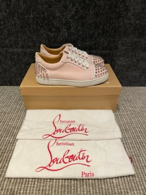 Christian Louboutin(nyskick) - Hej, säljer nu dessa svin snygga Christian Louboutin. Skorna är i nytt skick! Begränsat antal boxar och dustbag. Hör av dig vid frågor. 35,5 passar 36