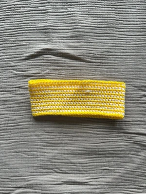 Virkat hårband - Egentillverkat virkat hårband i gult och vitt garn. Tvättas i 30 grader