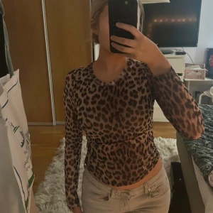Leopardmönstrad långärmad topp - Aldrig använd💞 Jättefin topp som formar kroppen snyggt. Är XXS men är själv vanligtvis S och passar toppen om man vill ha den tight.