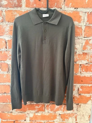 Långärmad piké  - Långärmad piké från John Henric, endast provad och är ny utan tags! Strl XS men sitter som en S och passar mig som är 170cm och väger 60kg