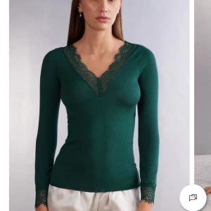 inimissmi spets tröja  - jag säljer min tröja då jag inte får användning för den. den e näst intill aldrig använd. helt i nyskick, jätte fin! köpte för 450kr säljer för 330kr! 