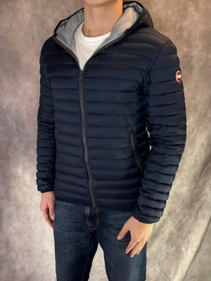 Colmar Tunnare Dunjacka - Stl 48/S - RIKTIGT FET JACKA FRÅN COLMAR! | Mycket bra skick: 8,5/10, en lagning med lagningslapp nere på framsidan, syns nästan inte! | Stl: S/48, Modellen är 175cm och väger ca 77kg, jackan sitter lite kort på modellen | Hör av dig vid frågor // Galgen 🫡