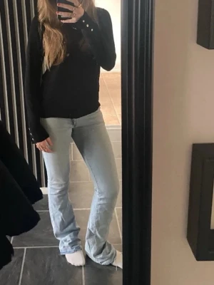 Levi’s ljusblå bootcut jeans  - Säljer ett par ljusblå bootcut jeans från Levi’s. Midjemått rakt över 36cm, innebenslängd 80cm ❤️❤️