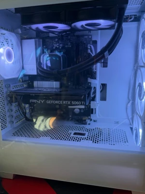 Nybyggd Gamingdator – RTX 5060 Ti & Ryzen 7500X3D – Kvitto & Garanti - Säljer en nybyggd och mycket välskött gamingdator byggd 8 januari 2026. Kvitto, garanti och originalkartonger finns kvar. Datorn är perfekt för 1080p och 1440p gaming med höga inställningar. Klarar alla moderna spel utan problem.  Specifikationer:  • Ryzen 5 7500X3D  • RTX 5060 Ti 8GB OC  • 16GB DDR5 5600MHz  • 1TB NVMe Gen4 (Kingston KC3000)  • MSI B840-P WIFI  • 240mm AIO vattenkylning  • 600W PSU  • Phanteks XT Pro Ultra Vit chassi Endast seriösa köpare. Pris: 16500. Nypris: 21613kr från Inet