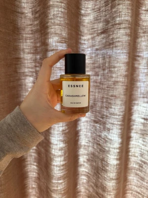 Carashmellow  - Säljer den populära parfymen Carashmellow från Essnce. Knappt använt den så nästintill ny. Nypris var 360 men säljer för 250🥰