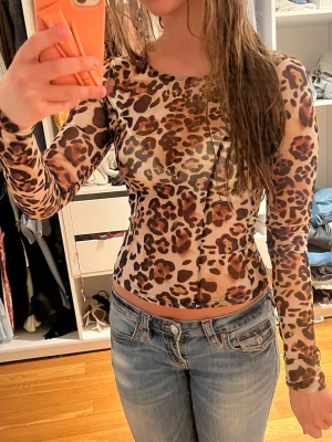 Leopardmönstrad topp - Snygg leopardtopp med djup rygg från Other Storys