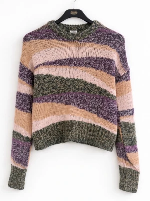 Randig stickad tröja i pastell - Stickad tröjafrån BikBok med breda ränder i lila, beige, rosa och grönt. 