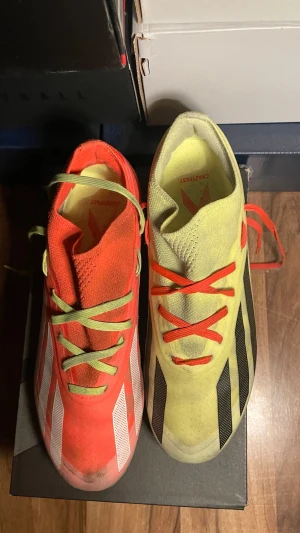 Adidas Crazyfast PRO FG - Adidas Crazyfast i två olika färger. Använda ett par gånger i konstgräs därav det svarta på skorna. Man får med orginal låda. Priset är diskuterbart 