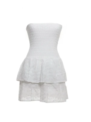 Vit axelbandslös volangklänning - Söt vit kortklänning med smockad överdel och dubbla volanger i kjolen. Axelbandslös modell med broderade detaljer i tyget. Från Subdued