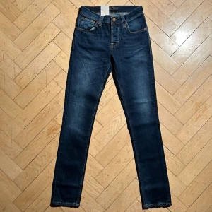 Nudie jeans Grim Tim - Vid köp av fler produkter erbjuds bättre pris. Skriv vid ytterligare frågor eller funderingar🤝 Storlek: 28/32. Mått: Längd 105 cm. Midja 36 cm.