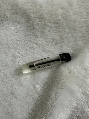 Midsummer Dream parfymprov essnce - Litet parfymprov från essnce doften Midsummer Dream. Flaskan är genomskinlig med svart skruvkork och svart text. Perfekt att ha med i väskan eller testa en ny doft.