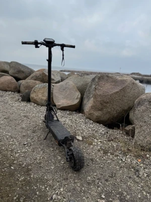 Kukirin g2 PRO - Annars 3400kr Kan bytas mot G2 eller någon annan bara kontakta mig! Kukirin g2 PRO Tubeless däck med punktering på båda däcken! Du kommer fortfarande upp till 45-50 i hastighet! Har 90 km på den nu! Batteriet är 48 volt 600 watts och Hämtas i Skåne! 2 av skruvarna har åkt av där bak så rekommenderar att köpa nya skruvar för 40-60kr på Ali express M5 bultar!! Den funkar o köra med utan att få in vatten i Batteriet när det inte regnar så du kan köra utan skruv med så länge det inte regnar! 