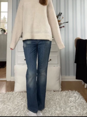 Blå bootcut jeans med slitningar - Så snygga blå Lågmidjade baggy/straight jeans! Midjemått: 40 cm Innerbenslängd: 82cm Uppskattad storlek:S men se mått!! Jag på bilden är 180cm