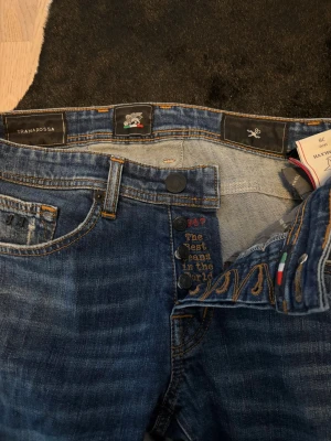 Tramarossa jeans - Säljer ett par sjukt snygga och sällsynta tramarossa jeans i ett super bra skick. Jeansen är som slimfit och har storleken 28. Nypris på jeansen ligger runt 3-4 tusen. 