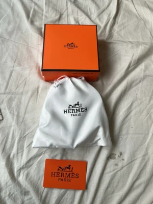 Fint bälte helt nytt skick - Hej jag säljer detta bälte ingen aning vad de är för bälte men vet att de kostar mycket kan gå med på rimliga pris. Kvitto och allt följer med 